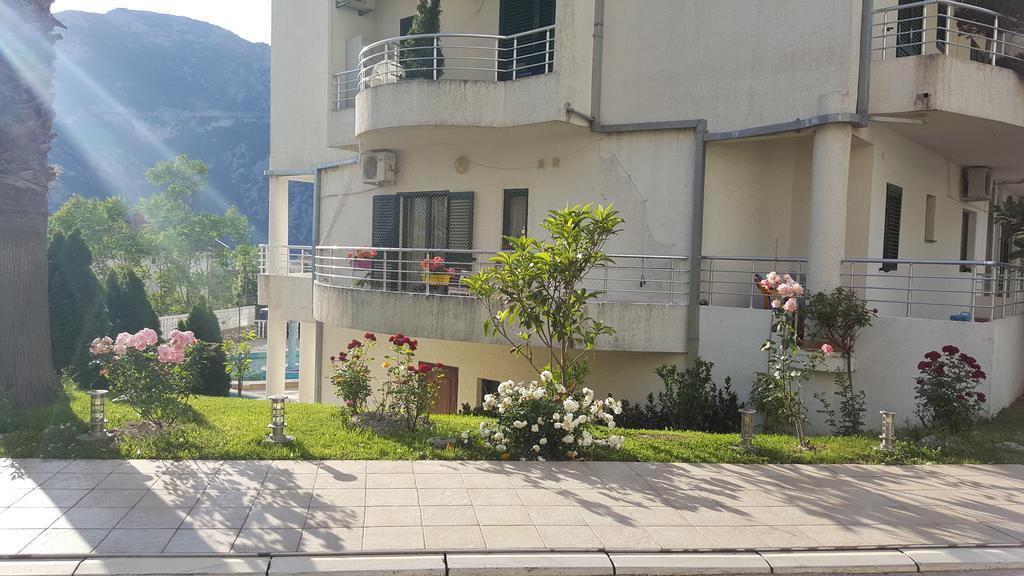 Roman Gardens Studio Apartment Risan Exterior photo