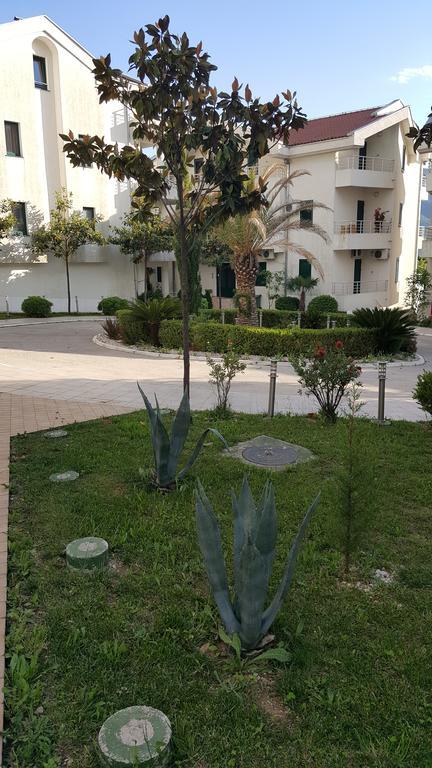 Roman Gardens Studio Apartment Risan Exterior photo