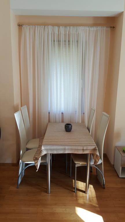 Roman Gardens Studio Apartment Risan Exterior photo